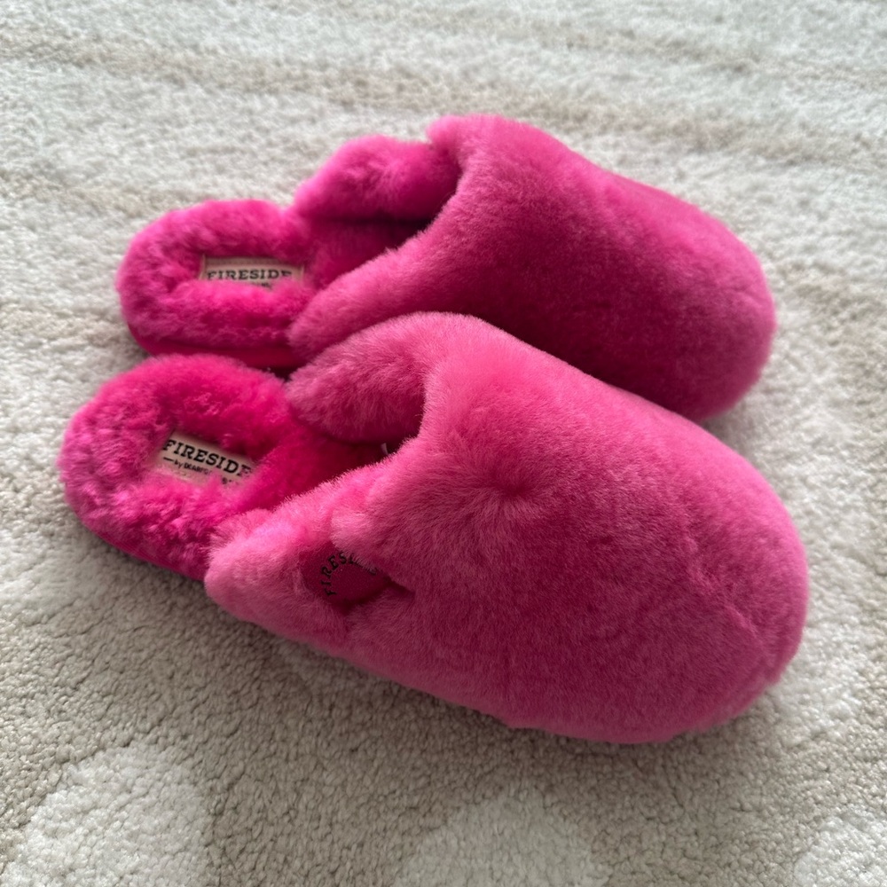 NWOT - Fireside by Dearfoams Pink Fuzzy Slippers
